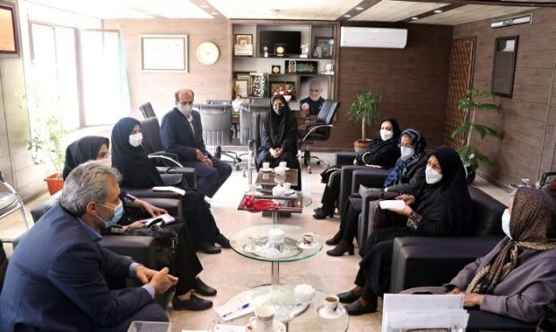 مدیر آموزش و پرورش استان کرمان با خانواده شهید ایرانمنش دیدار کرد