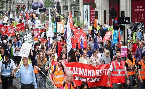 تظاهرات گسترده مردم در انگلیس در اعتراض به گرانی‌های افسار گسیخته