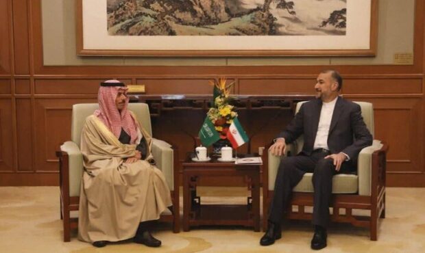 وزرای خارجه ایران و عربستان در چین دیدار وگفتگو کردند