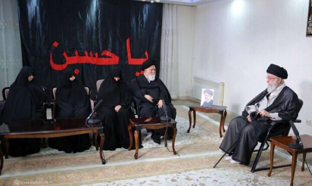 رهبر انقلاب در منزل شهید رییسی حضور یافتند