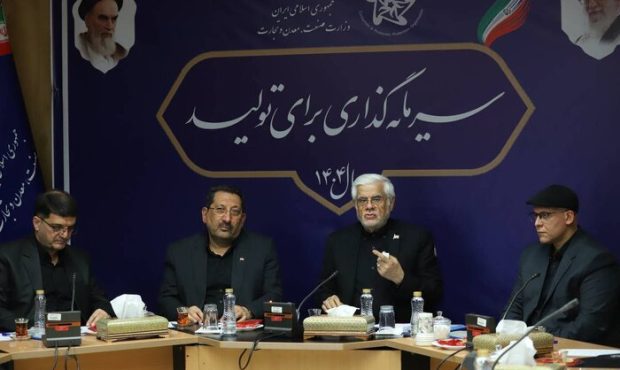 عارف: سهم اصلی در این پیروزی را مقام معظم رهبری به همراه مردم ایفا کردند عارف: سهم اصلی در این پیروزی را مقام معظم رهبری به همراه مردم ایفا کردند