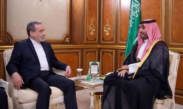 تحولات منطقه در دیدار وزیر خارجه ایران با ولیعهد عربستان در جده بررسی شد تحولات منطقه در دیدار وزیر خارجه ایران با ولیعهد عربستان در جده بررسی شد