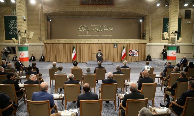 همدلی و همراهی سران سه قوه تحسین برانگیز است همدلی و همراهی سران سه قوه تحسین برانگیز است