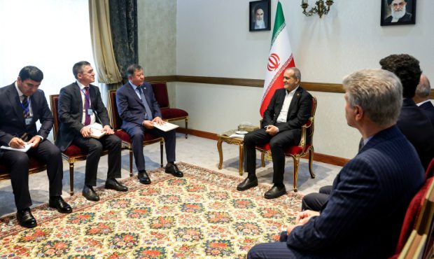 برای کمک به توسعه اقتصادی در منطقه، میتوان پول مشترک ایجاد کرد برای کمک به توسعه اقتصادی در منطقه، میتوان پول مشترک ایجاد کرد