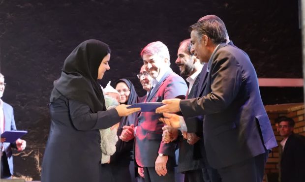 مراسم تجلیل از کتابداران در کرمان برگزار شد مراسم تجلیل از کتابداران در کرمان برگزار شد