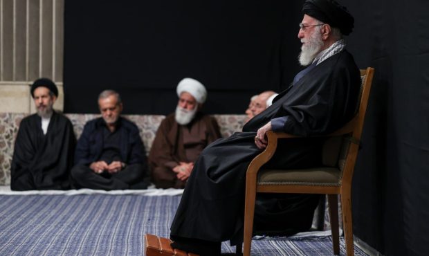 مراسم شام شهادت حضرت زهرا(س) با حضور رهبر انقلاب برگزار شد مراسم شام شهادت حضرت زهرا(س) با حضور رهبر انقلاب برگزار شد