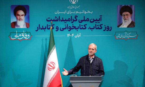 کتاب و کتابخوانی، کشور را از چالشها عبور میدهد کتاب و کتابخوانی، کشور را از چالشها عبور میدهد