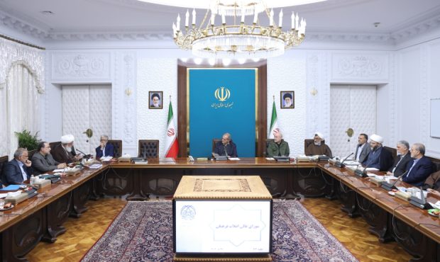 رعایت قوانین و هنجارها در حوزه عفاف و حجاب باید از درون دستگاهها و از سوی مدیران و کارکنان آغاز شود رعایت قوانین و هنجارها در حوزه عفاف و حجاب باید از درون دستگاهها و از سوی مدیران و کارکنان آغاز شود