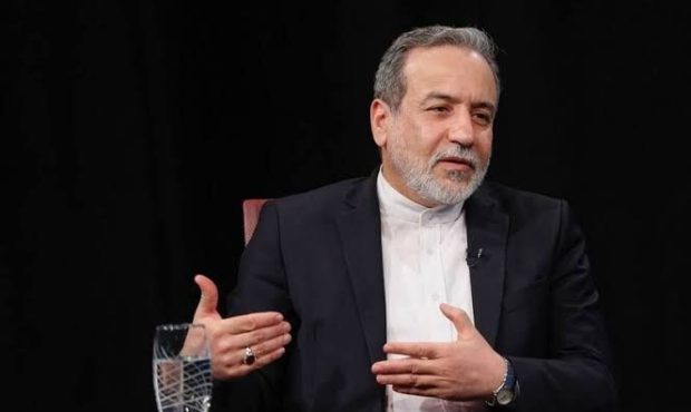 عراقچی: «دست دراز کردن برای دیپلماسی» به این معنا نیست که بمب‌افکن بفرستید