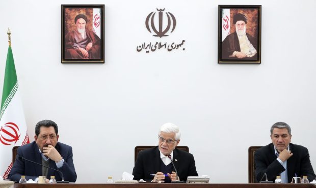 عارف: اصلاحات ساختاری نباید تأثیر منفی بر معیشت مردم داشته باشد