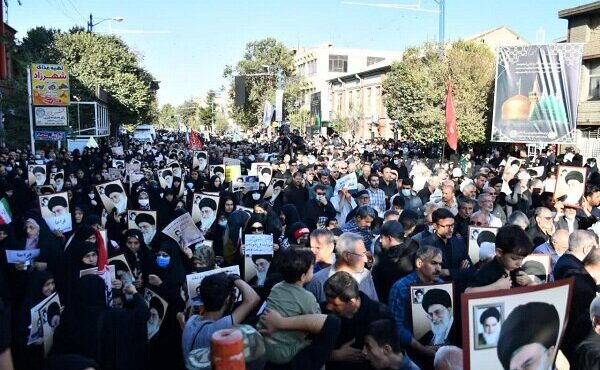 خروش انقلابی تهران؛ حاج علی اکبری:دشمن پی در پی از ملت ایران سیلی می خورد
