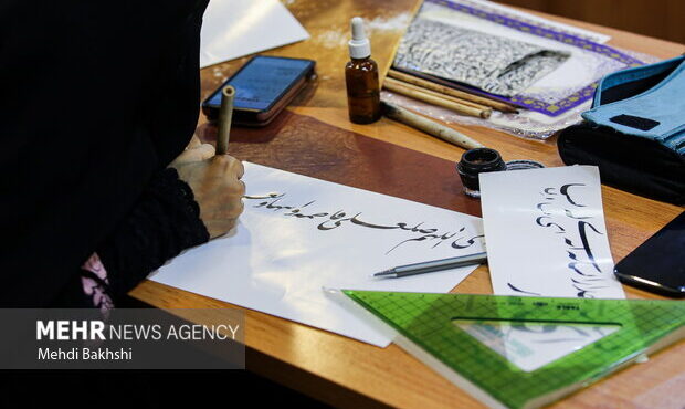 جشنواره بداهه نویسی بانوان خوشنویس در موزه صنعتی کرمان برگزار شد