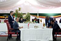 در حضور روسای جمهور دو کشور صورت گرفت؛  امضای ۱۲ سند همکاری میان ایران و زیمباوه