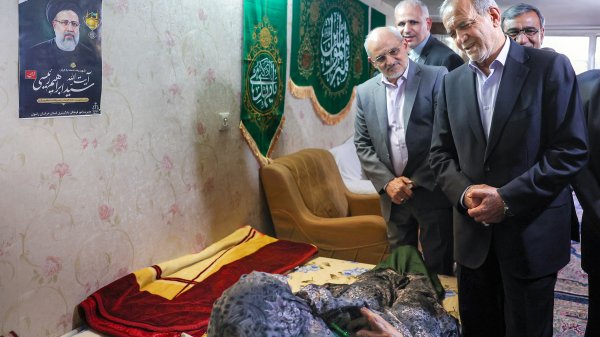 حضور رئیس جمهور پزشکیان در منزل مادر شهید رئیسی حضور رئیس جمهور پزشکیان در منزل مادر شهید رئیسی