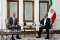 دیدار دبیر شورای امنیت ملی ارمنستان با عراقچی