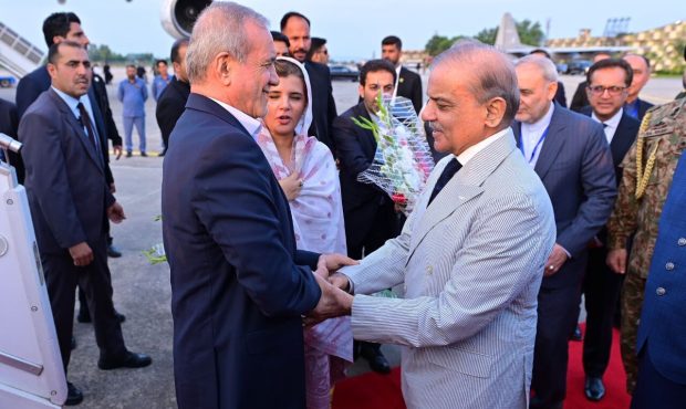 پزشکیان با استقبال نخست وزیر پاکستان وارد اسلامآباد شد پزشکیان با استقبال نخست وزیر پاکستان وارد اسلامآباد شد