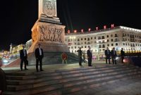ادای احترام رئیس‌جمهور پزشکیان به بنای یادبود سرباز وطن در مینسک