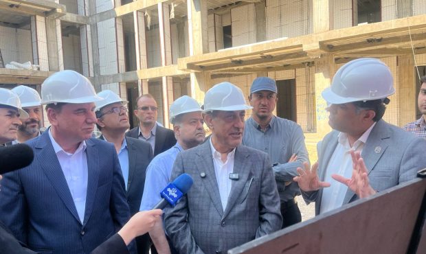 بازدید معاون اجرایی رئیس‌جمهور از روند ساخت مدرسه دوره دوم متوسطه