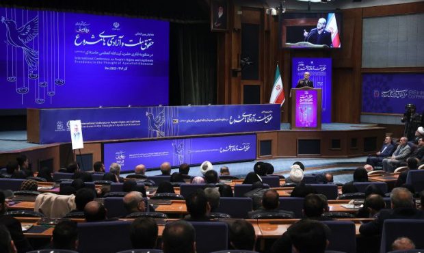 در نگاه رهبری آزادی مشروع حق مردم و تکلیف حکومت است در نگاه رهبری آزادی مشروع حق مردم و تکلیف حکومت است