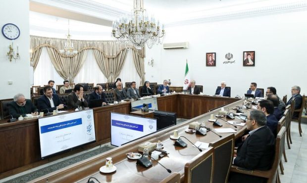 عارف: راهبرد دولت، اولویت دادن به مسائل اقتصادی و معیشتی مردم است عارف: راهبرد دولت، اولویت دادن به مسائل اقتصادی و معیشتی مردم است