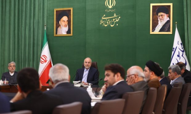 کشور با نسخههای کلی و تصمیمات غیرمیدانی درمان نمیشود/ حکمرانی را نمیتوان در اتاقهای دربسته پیش برد کشور با نسخههای کلی و تصمیمات غیرمیدانی درمان نمیشود/ حکمرانی را نمیتوان در اتاقهای دربسته پیش برد